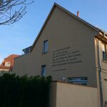 Noch heute ist das Stadtbild Köthens von Hahnemann geprägt: sein ehemaliges Wohnhaus dient nun als Museum, in dem auch seine damalige homöopathische Apotheke zu sehen ist. Gleich daneben befindet sich die große europäische Bibliothek für Homöopathie; an zahlreichen Hausfassaden finden sich Zitate des berühmten Arztes.